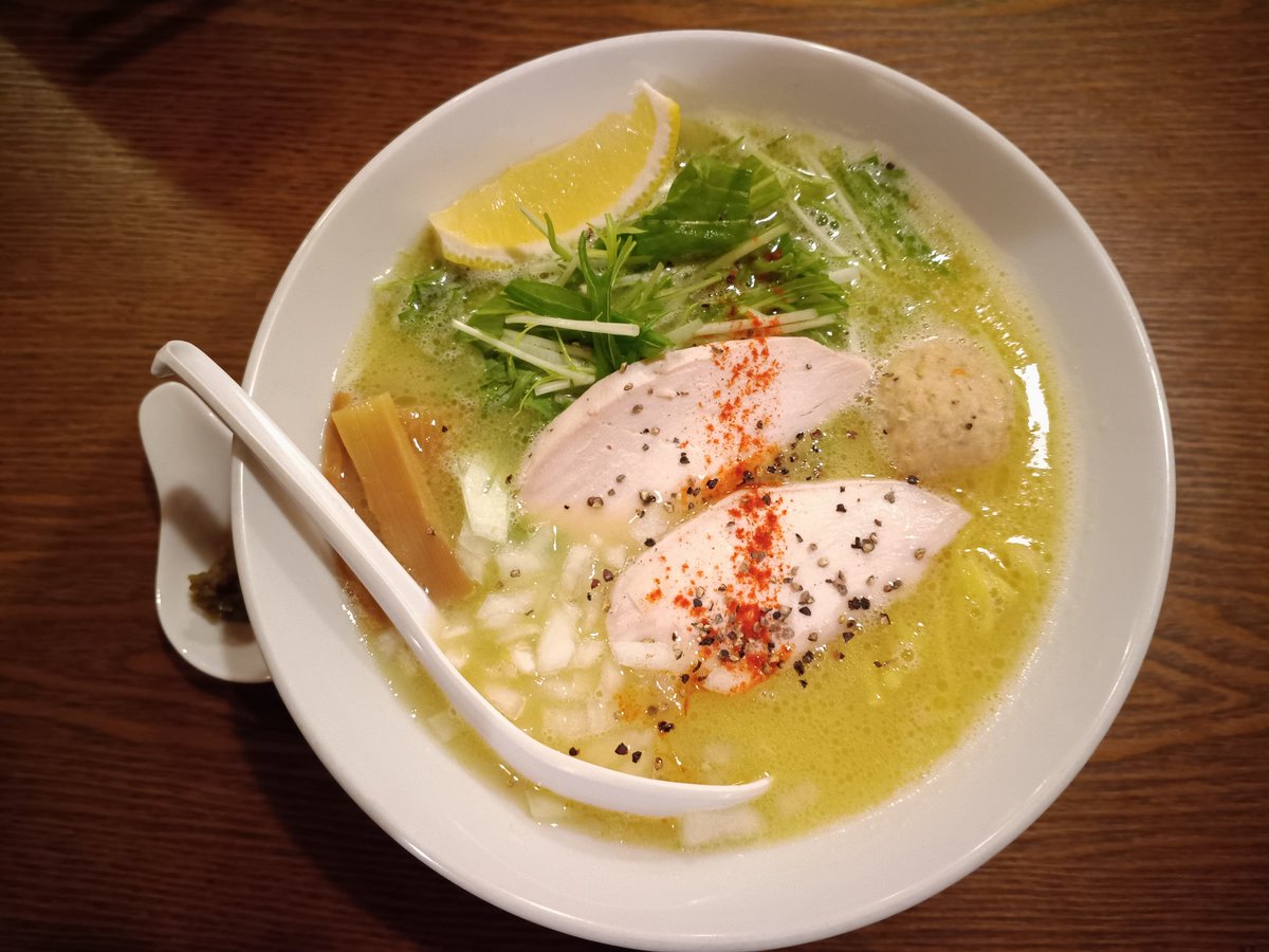 uchaka_82's tweet photo. 昨夜は娘の習い事後に大むらさん！
鶏白湯塩と肉セット！
着席ご満席になって座れてよかった♫
やっぱり塩は鶏の旨味がすごく感じられて最高に美味しい😭
いつも娘にお気遣いありがとうございます✨
ごちそうさまでした🙏 https://t.co/hL7KpXXFCW