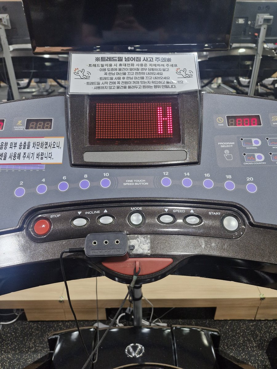 브레드씨의 러닝 6일차🏃

오늘도 오후 약속전 간단하게 러닝을 마쳤습니다.

아침을 늦게먹고 늦잠을 자서 그런지 어제보단 발이 무겁네요😂

3km 목표로 했는데 오늘은 2km 밖에 뛰지 못했네요

러닝 컨디션도 업앤다운이 있나봅니다.