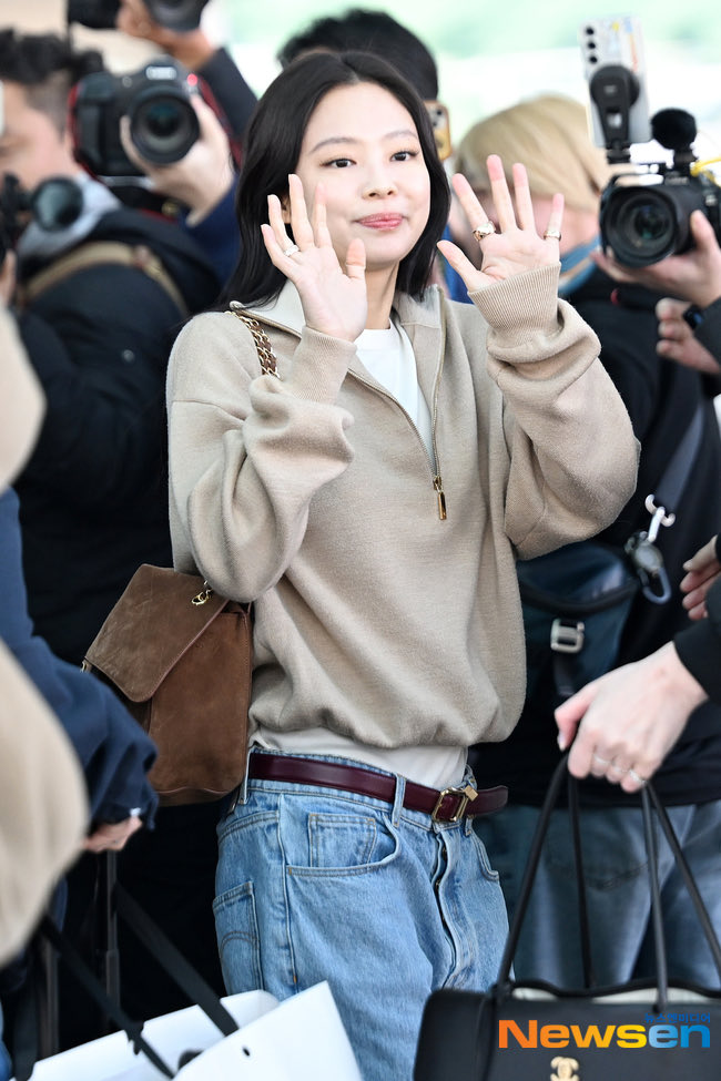 JENNIE NEWS tweet media