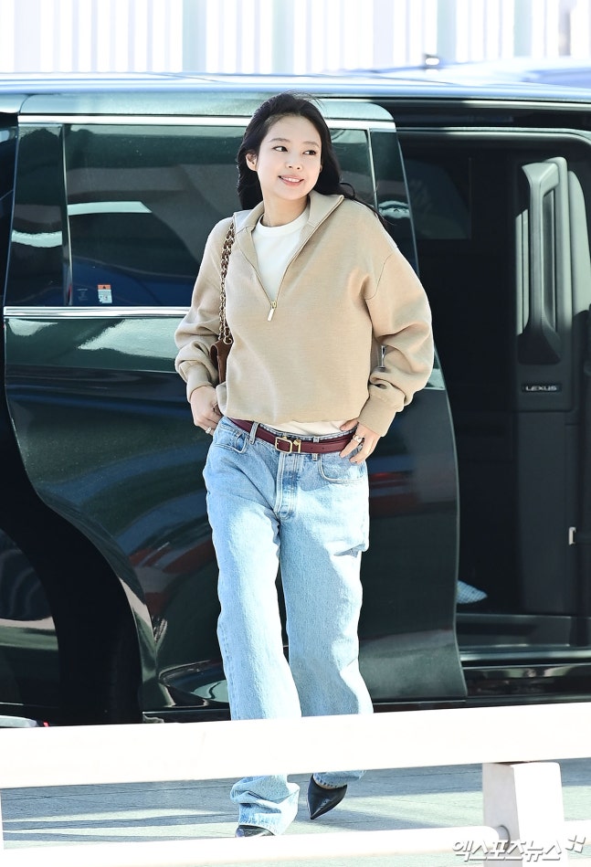 NEWSJENNlE's tweet photo. 📸 260307 #JENNIE at ICN Airport to Paris https://t.co/kedIl9vkhw