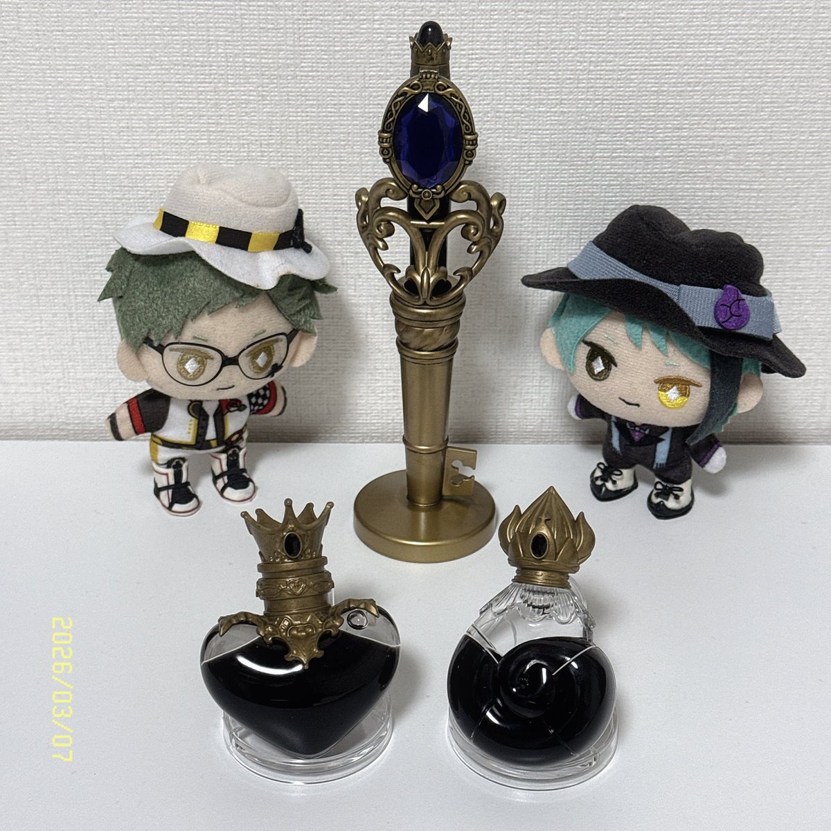 ツイステ展グッズ、マジカルペンスタンドとオイル入りオーナメント