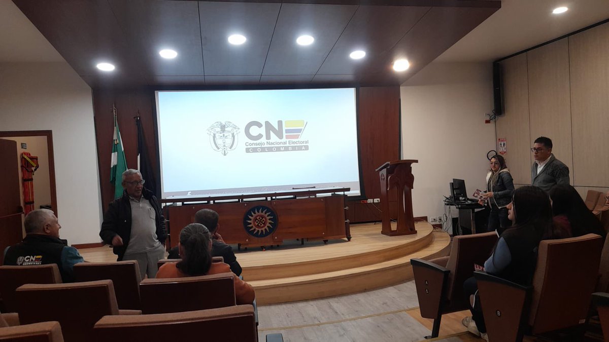 CNE_COLOMBIA's tweet image. #CNEPresente | En #Tunja, continuamos con la capacitación a testigos electorales para #Boyacá. Fortalecemos la #LegitimidadYTransparencia, y las garantías del proceso democrático. 🗳️Si eres testigo, conoce más información en 👉 actoreselectorales.com.