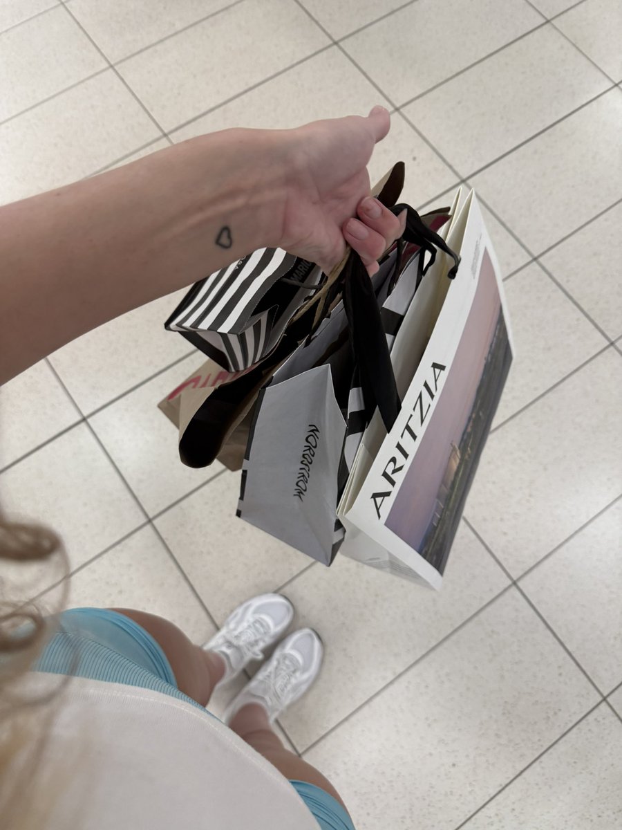 GoddessAliciax's tweet photo. Just went shopping at the mall! Beg to reimburse everything https://t.co/zDlEB0BePA