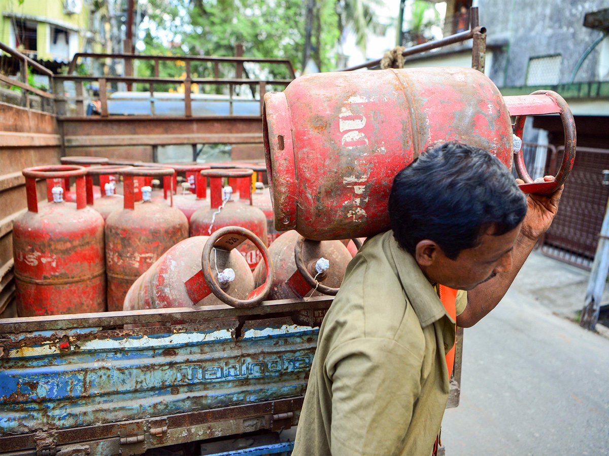 🚨 ब्रेकिंग न्यूज़ | आम जनता पर महंगाई की मार। ईरान वॉर का असर।
घरेलू LPG सिलेंडर महंगा, कीमत में ₹60 का इजाफा
देश में रसोई गैस के दामों में बढ़ोतरी हो गई है। 14.2 किलोग्राम वाले घरेलू LPG सिलेंडर की कीमत में ₹60 की बढ़ोतरी की गई है। दिल्ली में अब यह सिलेंडर ₹853 से बढ़कर