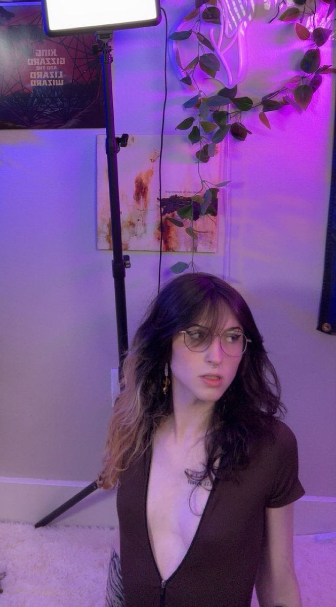 EvieGoesHard💙🤍 tweet media