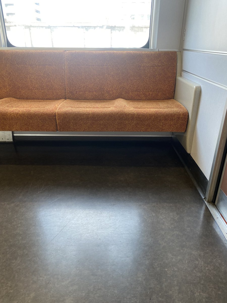 久しぶりに電車で移動中