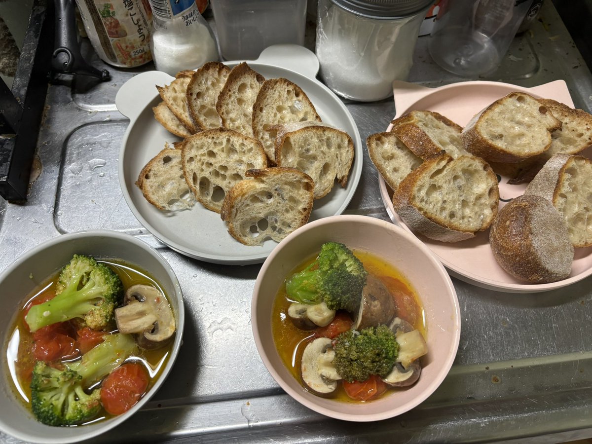 straycat1900's tweet photo. 今日はアヒージョ https://t.co/Tdr68hV7QZ