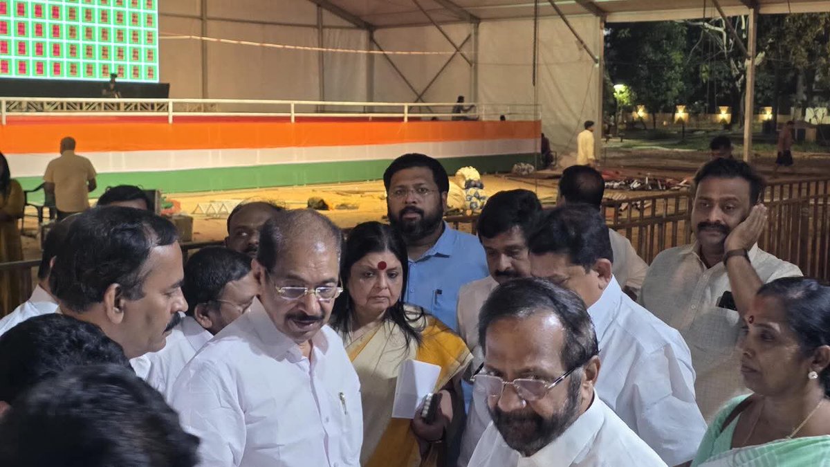 NusoorS's tweet photo. പുതുയുഗ യാത്രയുടെ സമാപന സമ്മേളനം നടക്കുന്ന പുത്തരിക്കണ്ടം മൈതാനത്തിലെ ഒരുക്കങ്ങൾ വീക്ഷിക്കാൻ AICC ജനറൽ സെക്രട്ടറി ദീപ ദാസ് മുൻഷിയും KPCC പ്രസിഡന്റ്‌ അഡ്വ. സണ്ണി ജോസഫും എത്തിയപ്പോൾ 
@INCKerala 
Sunny Joseph 
@vdsatheesan https://t.co/UIPQa55xo5