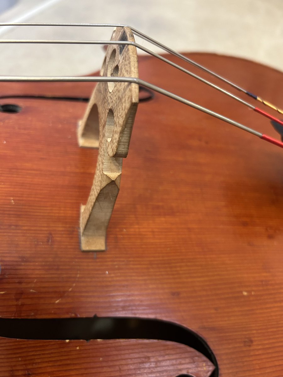 楽器（チェロ）に大分前からビリビリする音があり気になっていた。
自分でいろいろ点検したところ駒に問題がありそう。
とりあえず駒の位置や表板との設置面を調性。だいぶ良くなった。
そろそろ駒の替え時かな？もう10年以上使っている。