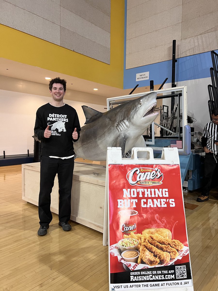 maxfromvine's tweet photo. @Cameron2020NY @pochapin_david Got a pic w the shark the other week! https://t.co/D8DJ78amEr