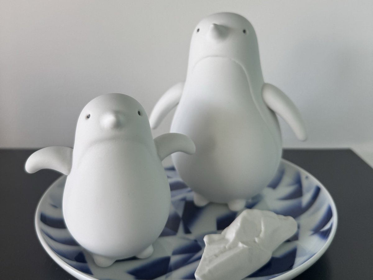 KiharaTokyo's tweet photo. Today’s opening hours
11:00-19:00
OKIMONO
+ペンギン(大・小)
翼が進化した手(フリッパー)を一緒懸命バタつかせる子ペンギンと見守る親ペンギン
水中を飛ぶように泳げるようになる日も近いでしょうか🐧
#アトリエやま
#白磁のどうぶつえん
#hasami
#porcelain
#madeinjapan
#KIHARATOKYO https://t.co/aDDWPrS0PG