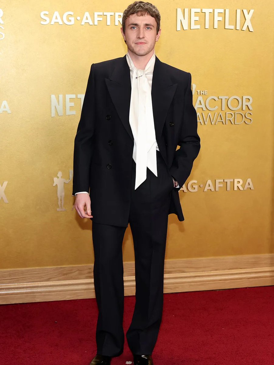 Connor Storrie in shirtless Saint Laurent and Paul Mescal in an 18th-century inspired stock tie brought a new edge to the Actor Awards red carpet.

Read more daman.co.id/the-best-dress…