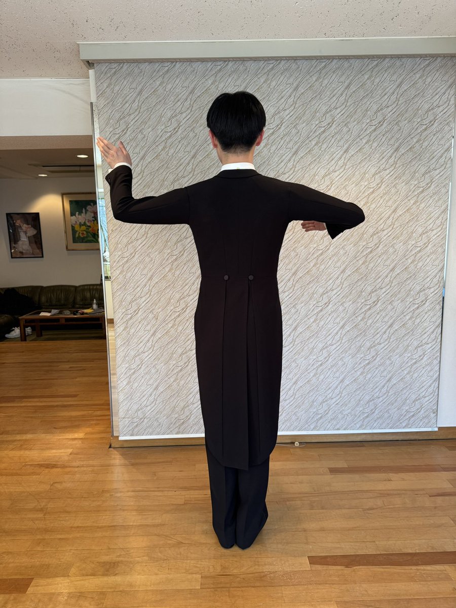 アマチュアの10ダンサー様が燕尾服納品でご来店してくださいました✨

背が高く、身体がしっかりされた日本人離れされた体型なので、ピッタリしたご自身専用のフルオーダー衣装を製作していただくことによって、何倍にも衣装が味方になってくれます☺️！！

綺麗な燕尾服のシルエットです🙏✨