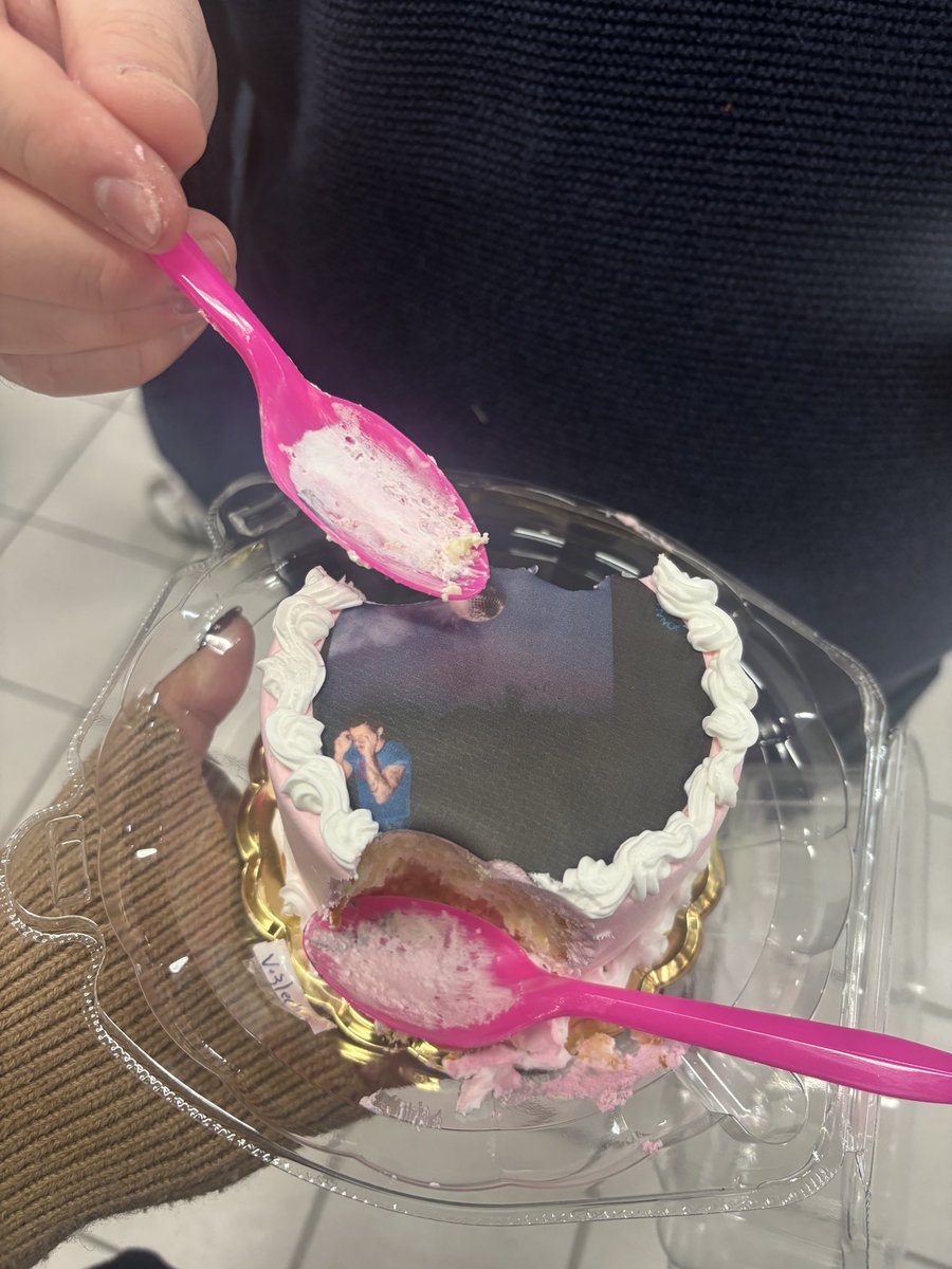 heyheydulce's tweet photo. but did your harry styles listening party have harry styles cake https://t.co/R9cgaVtDj1