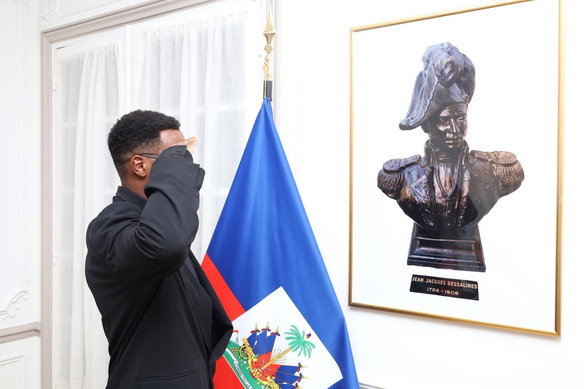 Duckens Nazon face à l’effigie de Jean-Jacques Dessalines à l’Ambassade d’Haïti en France. 🫡🇭🇹