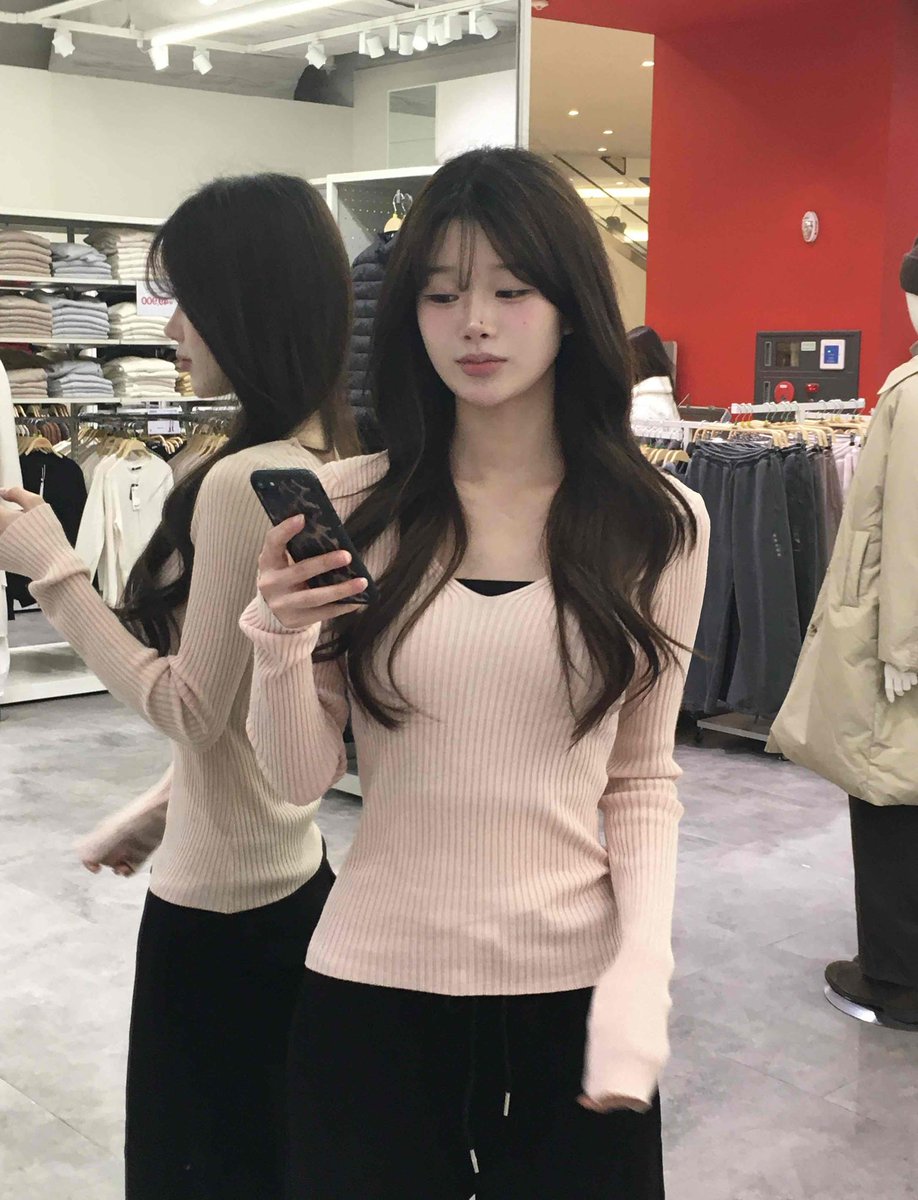 NakakitaBona's tweet photo. 수지 yes no maybe 안무영상 핑크니트 대체템 찾앗다🎀💕 https://t.co/5UEFYwTKVi