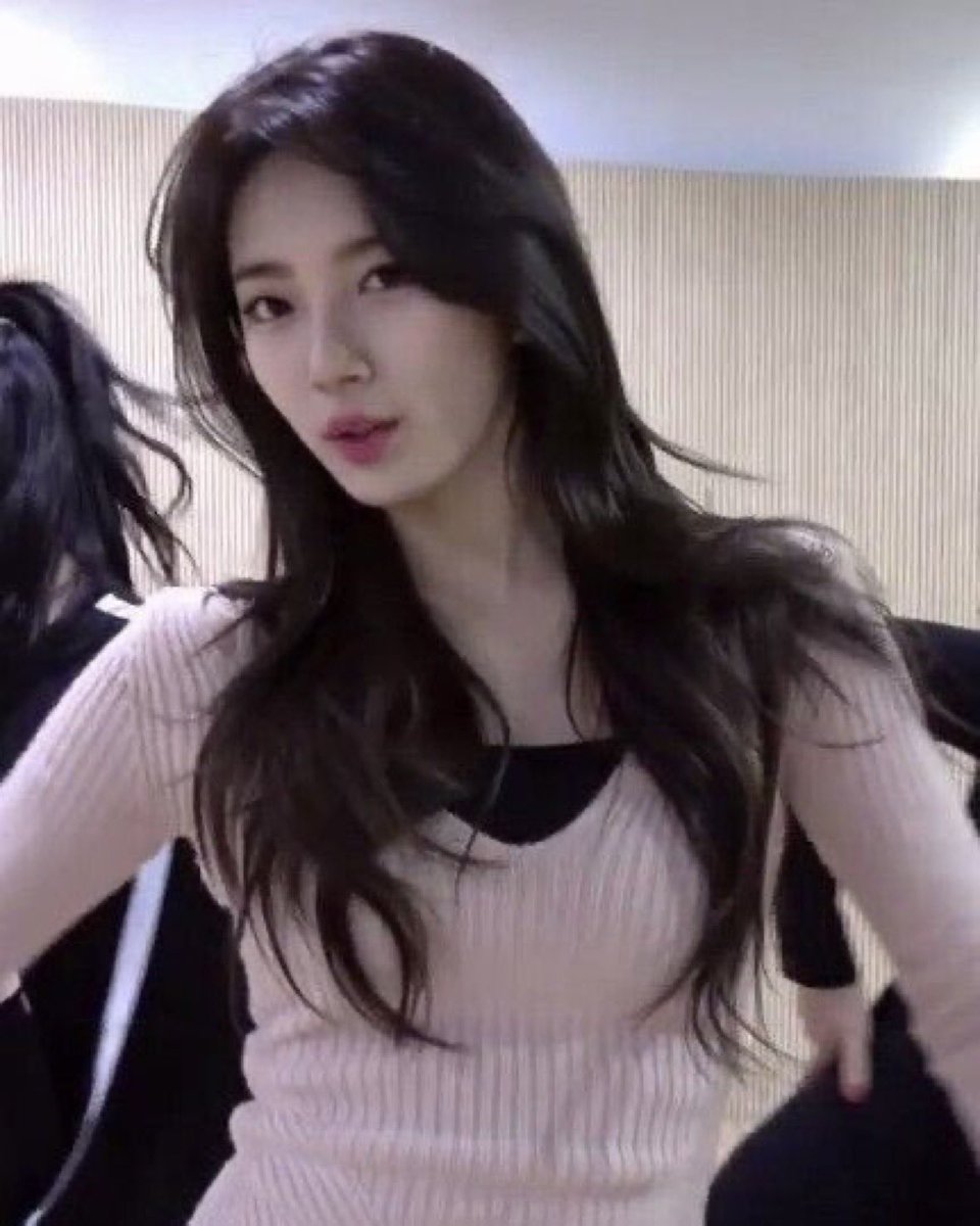 NakakitaBona's tweet photo. 수지 yes no maybe 안무영상 핑크니트 대체템 찾앗다🎀💕 https://t.co/5UEFYwTKVi