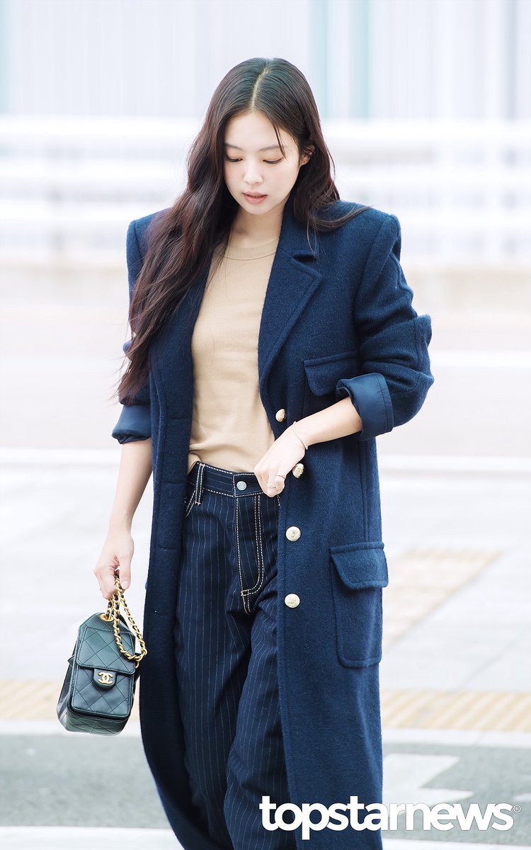 jenrubycloud's tweet photo. 샤넬쇼 출국 제니 고유명사로 지정하자고 제안한다... https://t.co/E5acXD2i7c
