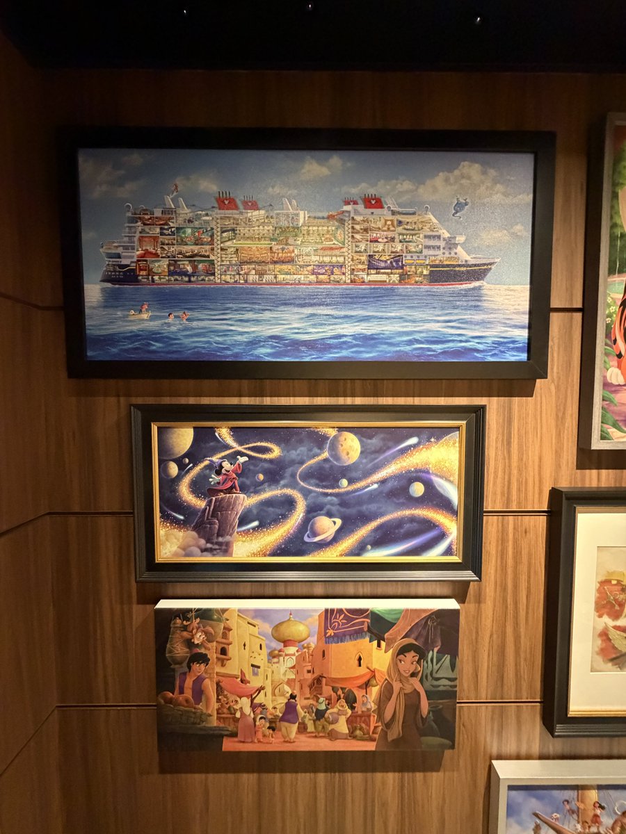 デッキ5のティアナのラウンジ横には、素敵な絵を買う事ができるアート
