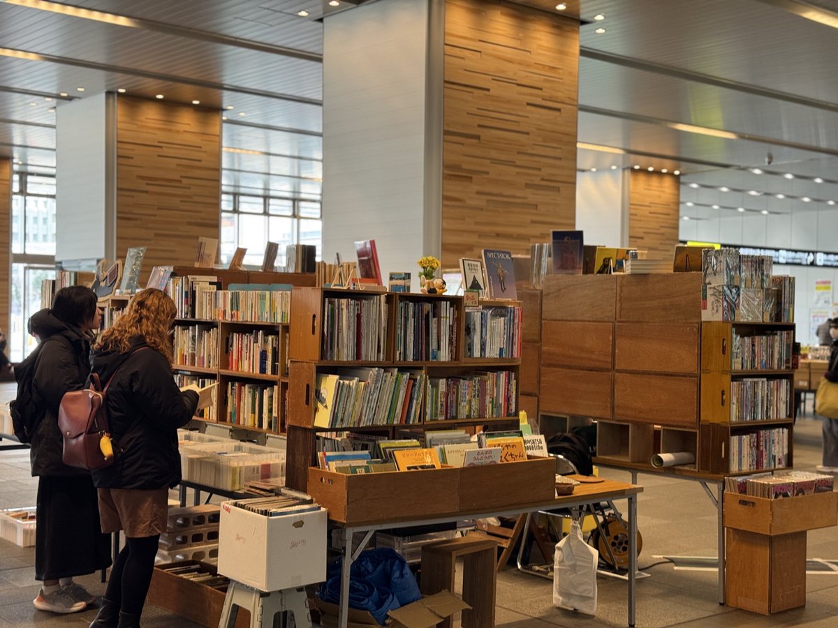 始まりました！すでに賑わってます！また今回は特別にBOOKDAYとやま(古本いるふとひらすま書房)の出店もあります📕