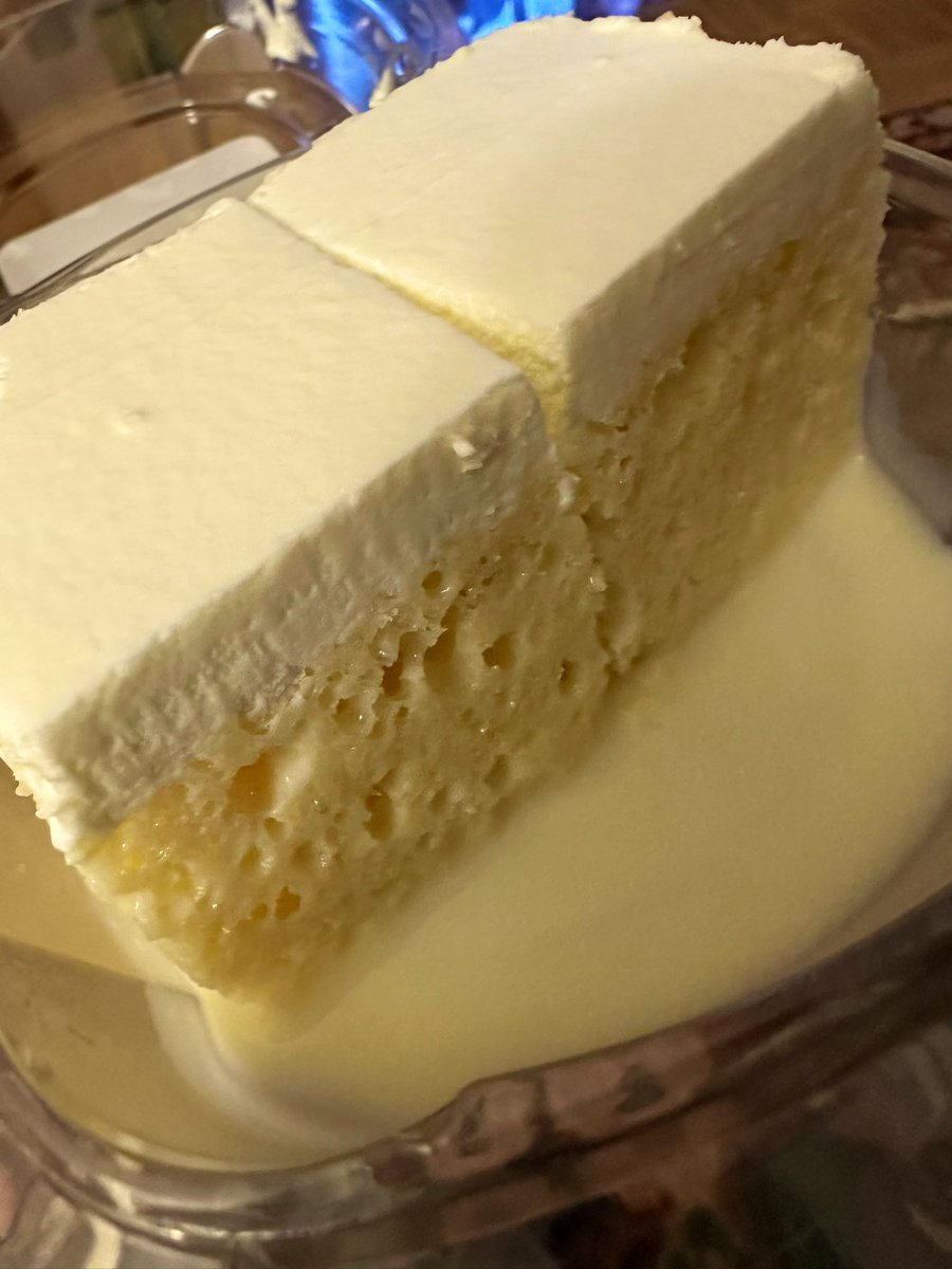 free_style_chef's tweet image. I spent 2.5 hours in the gym this Friday evening. I ran 7K (4.4 miles) and then strength trained focusing on mostly lower body with some upper body. 

Tres leches cake was definitely motivating me! I totally deserve this treat! 😁 

#cake #fridaymood