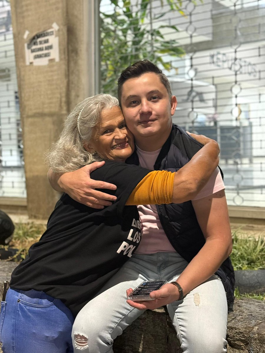 Dos grandes, valientes y guerreros. Génesis, la abuela de la resistencia y Seir Contreras, el que rompió con la censura periodística en Venezuela. Ambos son #GeneraciónIndependencia y pronto nos encontraremos. 
<a href="/SeirContreras/">Seir Contreras</a>
