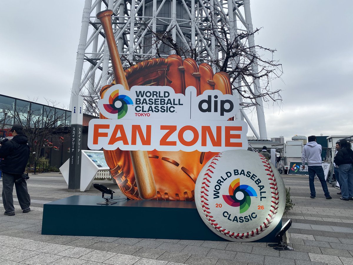 大谷翔平選手の特大パネルの前方には、ビルの壁面に食い込む打球が