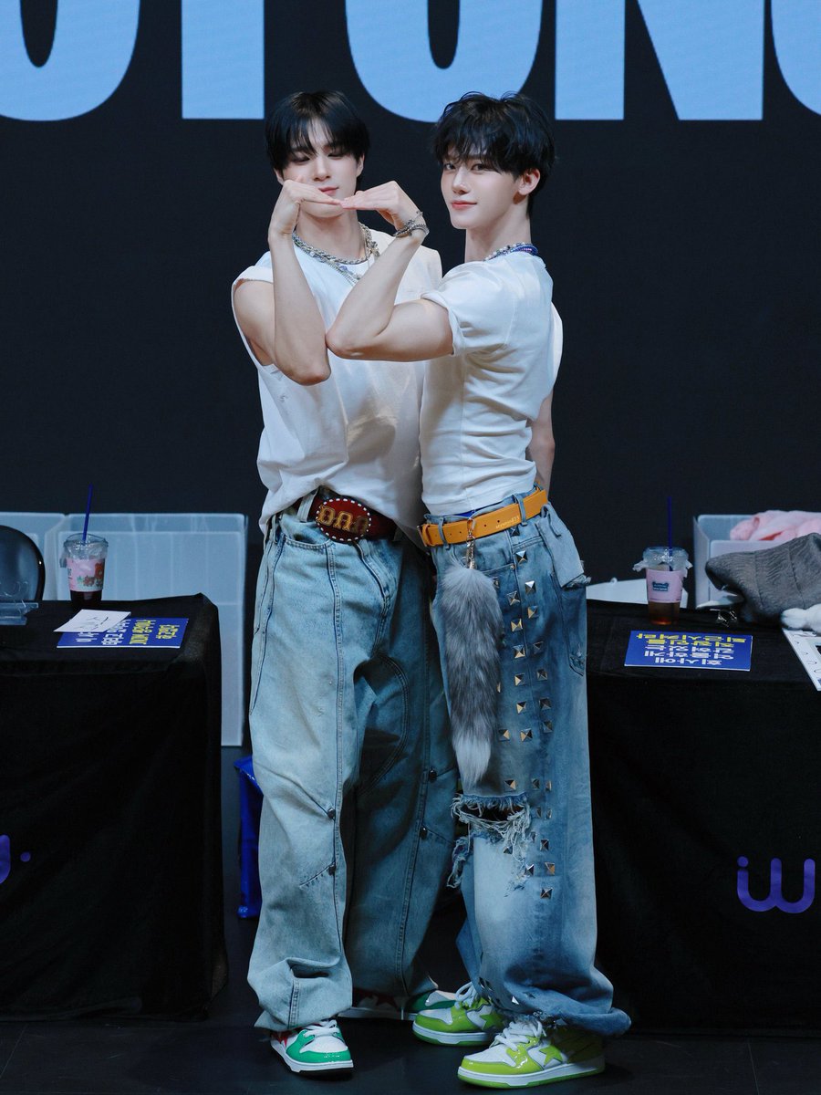 คนนึงตรงเป็นไม้เบสบอล อีกคนแมลงก้นกระดกที่มีหางแมว 55555555555555555