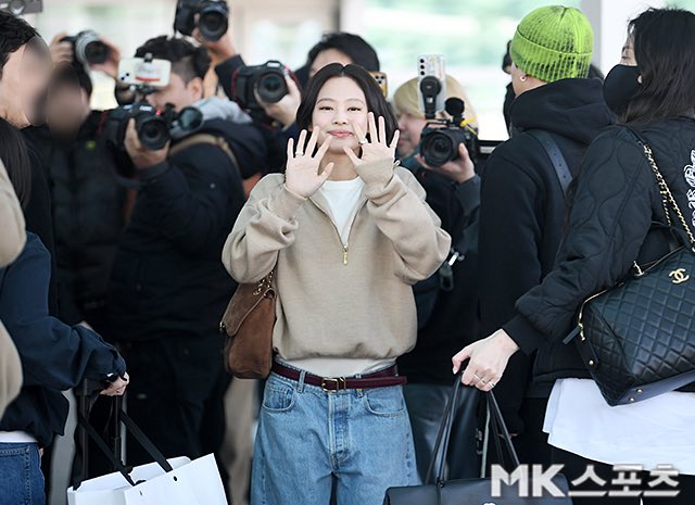 DC 제니 갤러리 tweet media