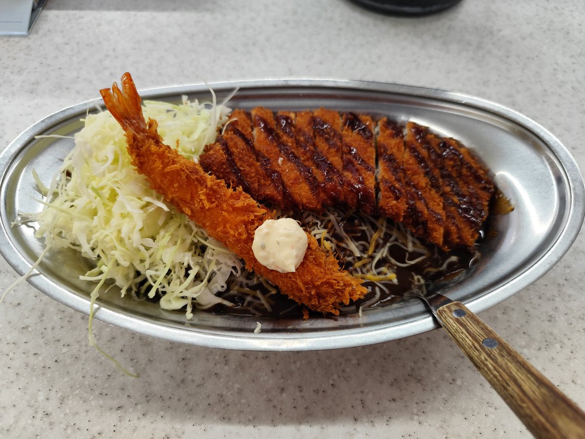 明日に向けてと正月に貰った券使いにゴーゴーカレーに来た
エビフライとチーズトッピングしてるのに1000円切ったのは流石に草(ありがてぇ)
