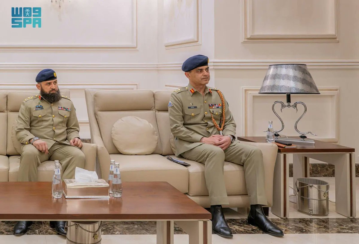 SPAregions's tweet photo. سمو وزير الدفاع يلتقي قائد قوات الدفاع قائد الجيش الباكستاني.
https://t.co/v0ZLqNX13i
#واس https://t.co/Tfs4auUt0T