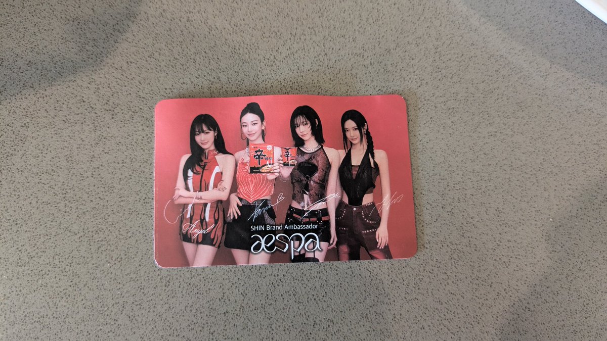 Bought this mainly for the photocard but it was super bent and damaged 😢