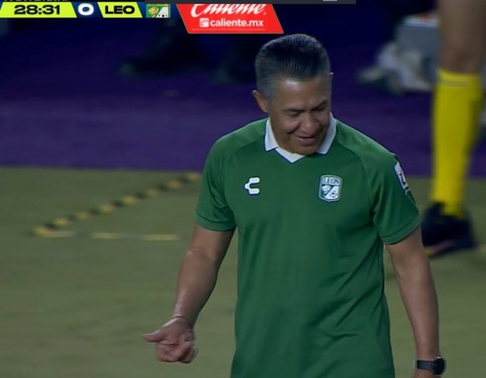 chihuahua_rojo's tweet photo. Ambriz debe ser el técnico más pendejo de la liga.
En León tenía todo y decidió dejarlos por su sueño europeo (duró 3 meses).
En el Toluca tuvo todo, 70 MDD invertidos en lo que él quería: los deja votados y los demanda (perdió la demanda).
Decide ir a Santos a manchar su imagen recibiendo goleada tras goleada.
Y por último, se arrastra con Jesús Martínez, lo exhibe en conferencia de prensa y aún así se queda a arrastrar su imagen.