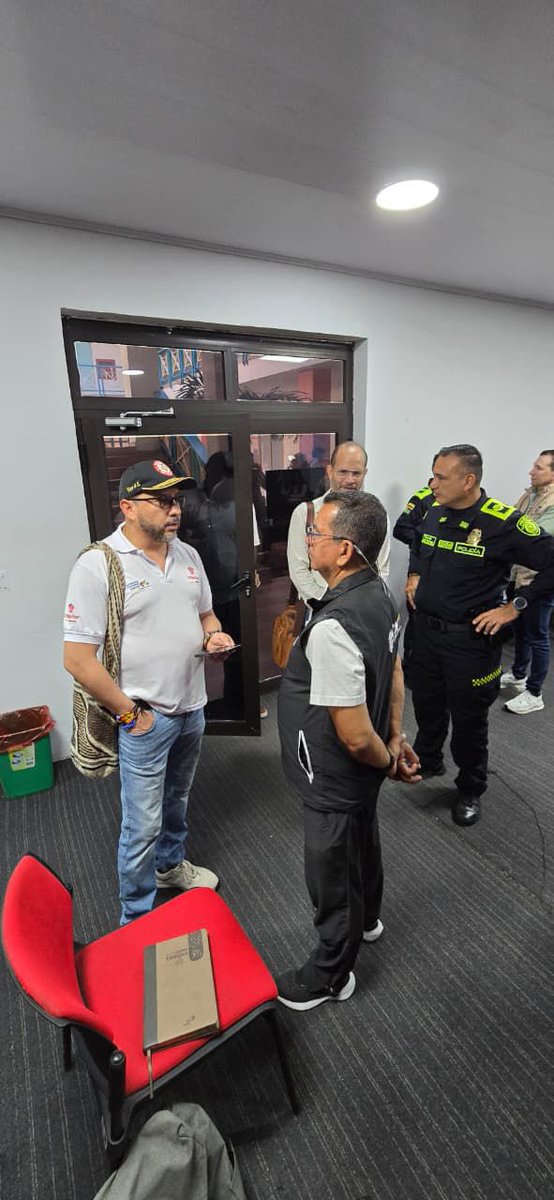 CNE_COLOMBIA's tweet image. #CNEConLasRegiones | En #SanAndrés, participamos en el Comité de Seguimiento Electoral, liderado por el viceministro para el Diálogo Social de @MinInterior, @GabrielRondonO, y entes de control para garantizar #LegitimidadYTransparencia en las 161 mesas de votación en la isla.