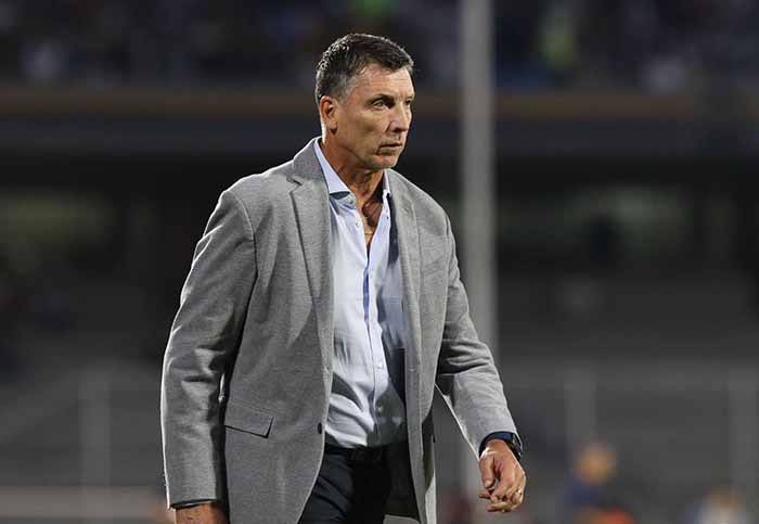 A tus pies, Don Siboldi. Salva este cagadero y haznos grandes, como tú sabes.

<a href="/jmartinez_leon/">Jesus Martinez M.</a> no esperes más, haz la llamada cabrón.