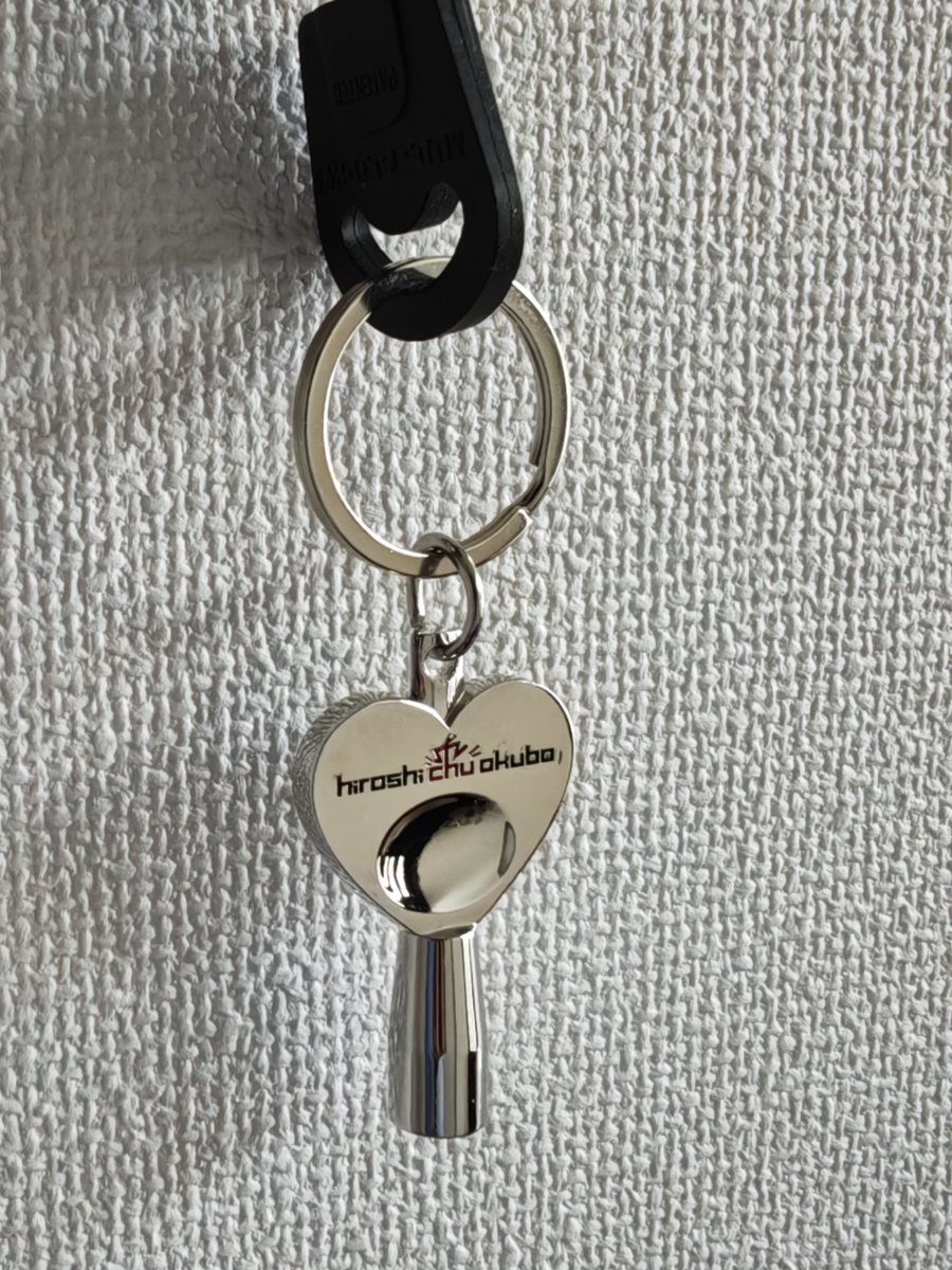 大久保宙シグネチャーチューニングキー。とりあえず家の鍵を装着。アクセサリーとしても使用されているらしい。おしゃれなヒモ買って、ネックレスにしてみよう。
ここで買えます↓
HCO MUSIC NET SHOP share.google/i6VurAQWSYdDfJ…