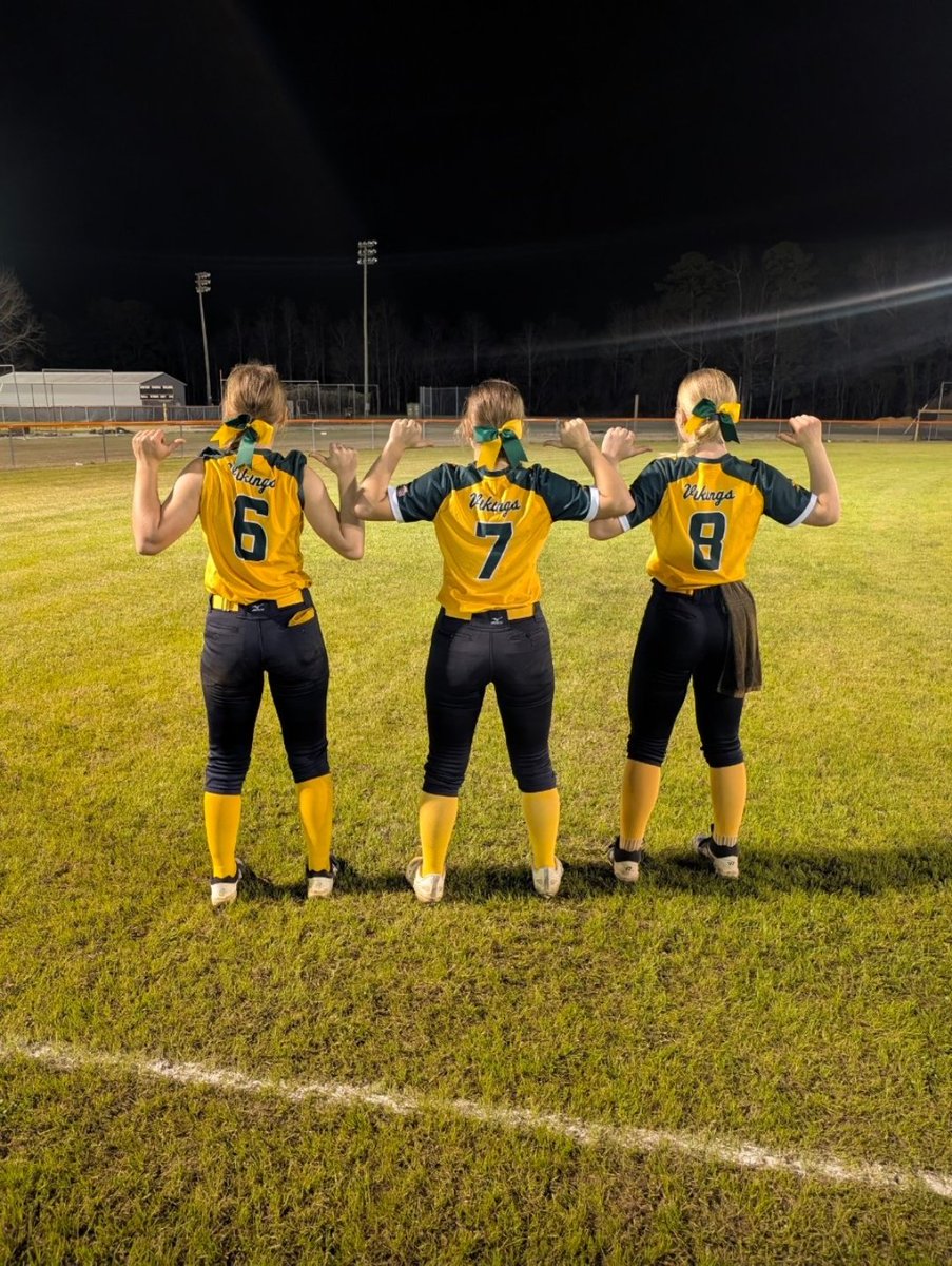 EmilyPolla3232's tweet photo. Awesome way to end the week! White Oak v. Southwest 12-6 bringing home another W for the Vikings. Went 3-4,  2 base hits &amp; a triple. Played 1st all game.  So proud of my girls! @teamncsmith @sluggerFP @ExtraInningSB @SoftbalAmerica https://t.co/kWbRkVXodB
