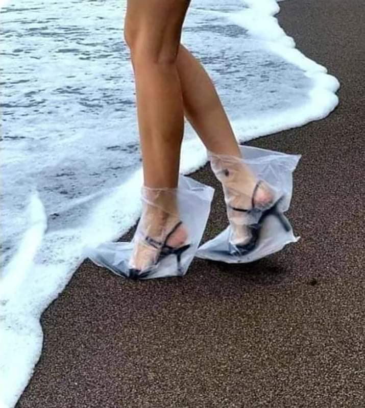 Nunca atravesse o oceano por quem não se dispõe a molhar os pés por você.🌹🎩