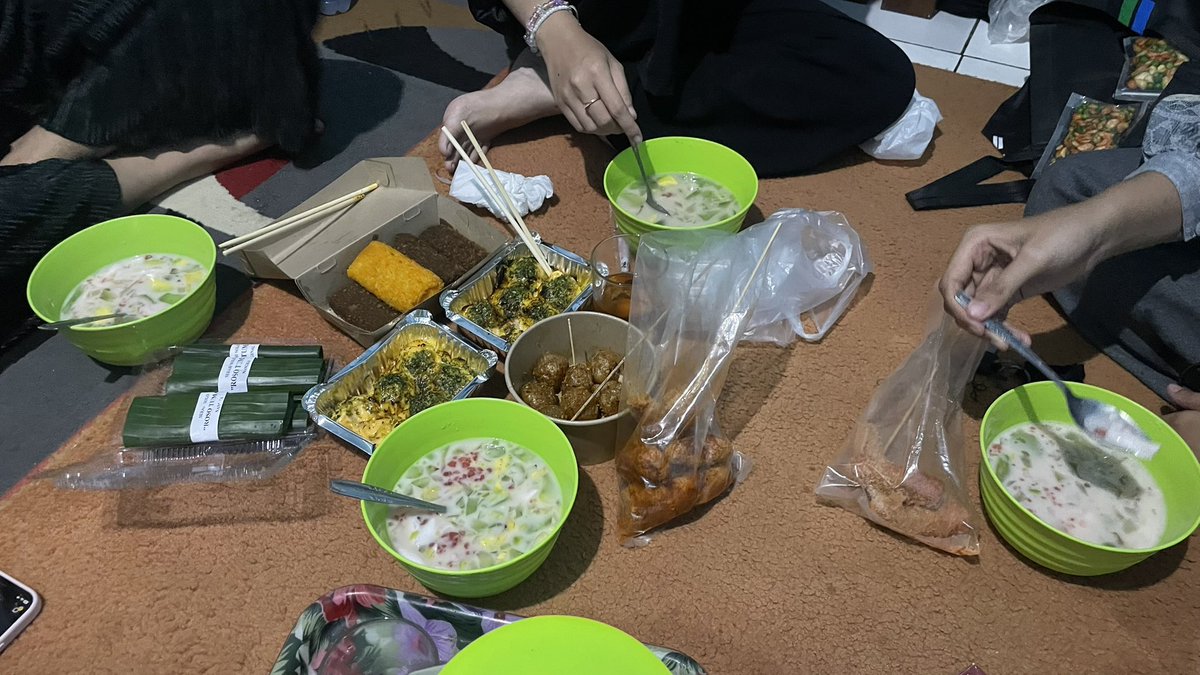ovomaltiens's tweet photo. life update: foto bukber, mbg, jajanan mokel, katsu famima yang dipotongin kecil-kecil sama #blio dan ramen di tengah darjo yang ujan badai

intinya? makan-makan brok, perbaikan gizi anyinggg menur could never

thankyou darjo https://t.co/cQVgbuxvZ1
