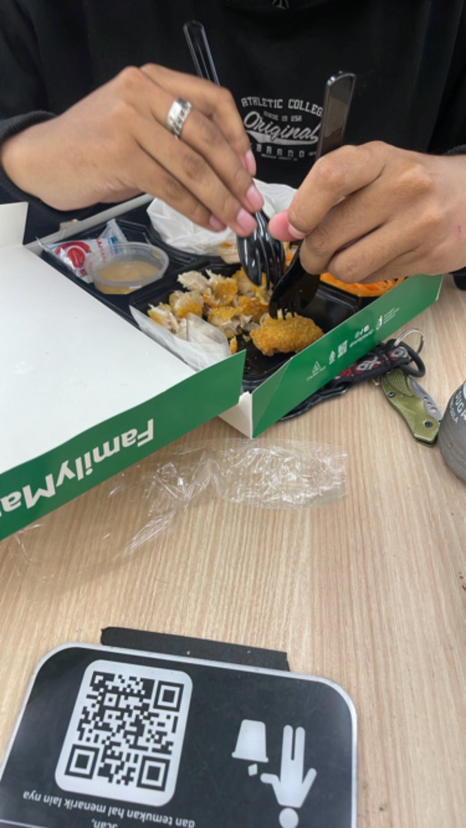 ovomaltiens's tweet photo. life update: foto bukber, mbg, jajanan mokel, katsu famima yang dipotongin kecil-kecil sama #blio dan ramen di tengah darjo yang ujan badai

intinya? makan-makan brok, perbaikan gizi anyinggg menur could never

thankyou darjo https://t.co/cQVgbuxvZ1