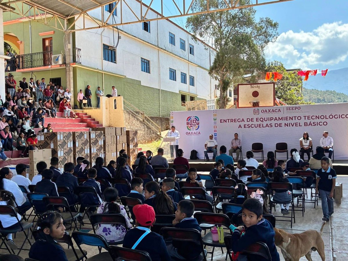 IEEPOGobOax's tweet photo. En San Melchor Betaza, el IEEPO en el trabajo coordinado con el magisterio, entregó computadoras y proyectores a más de 200 escuelas de nivel básico, en beneficio de 13,808 alumnos. Este esfuerzo, con el respaldo de la pta. @Claudiashein y del gdor. @salomonj impulsa la educación https://t.co/UAEuMK9em4