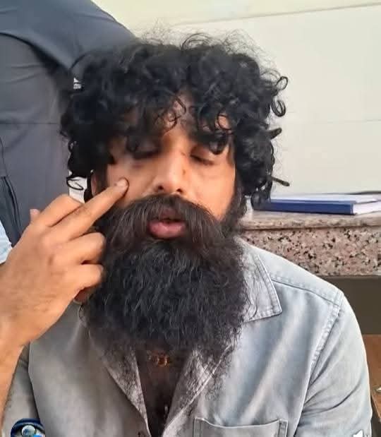 Ramraajya's tweet photo. जरा सोचो एकबार की पुलिस कार्यवाही में इस असामाजिक तत्व की सारी नेतागिरी, हेकड़ी, अकड़, धौंस धरी की धरी रह गयी और ये तब की हालत है जब सरकार इनके मनपसंद की है।

एकबार जब सरकार बदलेगी और पुलिस बिना किसी दबाव के निष्पक्ष कार्यवाही करने लगेगी, तो इसे संविधान का पाठ कितने अच्छे से याद होगा।