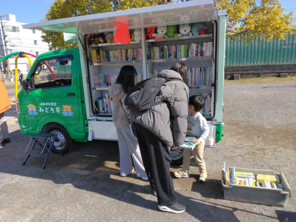 IchikawaLibrary's tweet photo. こんにちは！ くま館長です🐻
本日3/7(土)15時まで、南行徳公園でミニみどり号のお披露目イベントを開催中です！
くま館長も出張で来ているよ🐻
本を借りた方にはエコバッグプレゼント中🎁
13時30分にはえほんの会もあるよ！ みんな来てね〜💕
#くま館長 #市川市中央図書館 #自動車図書館 https://t.co/9Yur7AGrvL