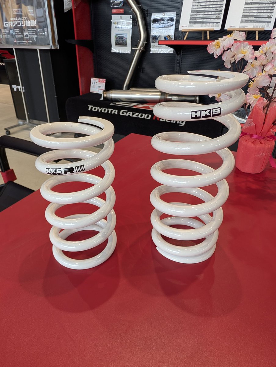 naga_Chopper5's tweet photo. 左がフロント用HIPERMAX R製法の9kg
右がリア用HIPERMAX S製法の8kg
R製法バネは巻数が多いですね
#GRヤリス #HKS #HIPERMAXS #HIPERMAXR #車高調 #オーバーホール https://t.co/DB67cwRnR6