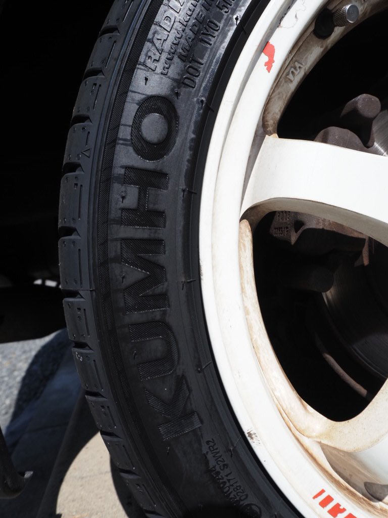 maritanakitan's tweet photo. 新しいタイヤ履き替えました!
初KUMHOのスポーツタイヤ ECSTA PS71です!
サイズは205/45R16です。
来年の乗り換えを考えて予算は抑えました。
4本で66,000円
やっぱり山があると安心ですね。
#KUMHO
#ECSTA
#PS71 https://t.co/2FIHvxf8a4