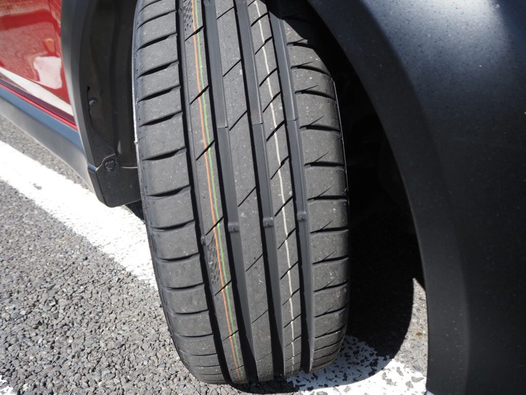 maritanakitan's tweet photo. 新しいタイヤ履き替えました!
初KUMHOのスポーツタイヤ ECSTA PS71です!
サイズは205/45R16です。
来年の乗り換えを考えて予算は抑えました。
4本で66,000円
やっぱり山があると安心ですね。
#KUMHO
#ECSTA
#PS71 https://t.co/2FIHvxf8a4