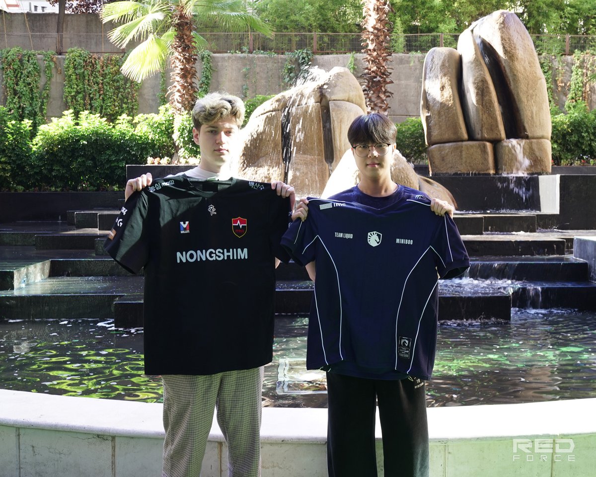 nsr_valorant's tweet photo. [📸PHOTO] #VALORANT

Jersey Swap 👊☀️
w. @Dambi_vlrt @M1niBoo @TeamLiquid

#NONGSHIM #NSRedForce #NSWIN #농심레드포스 #VALORANT #VCT #마스터스산티아고 #VALORANTMasters #Dambi #MiniBoo https://t.co/Pyd2Q9s2eK