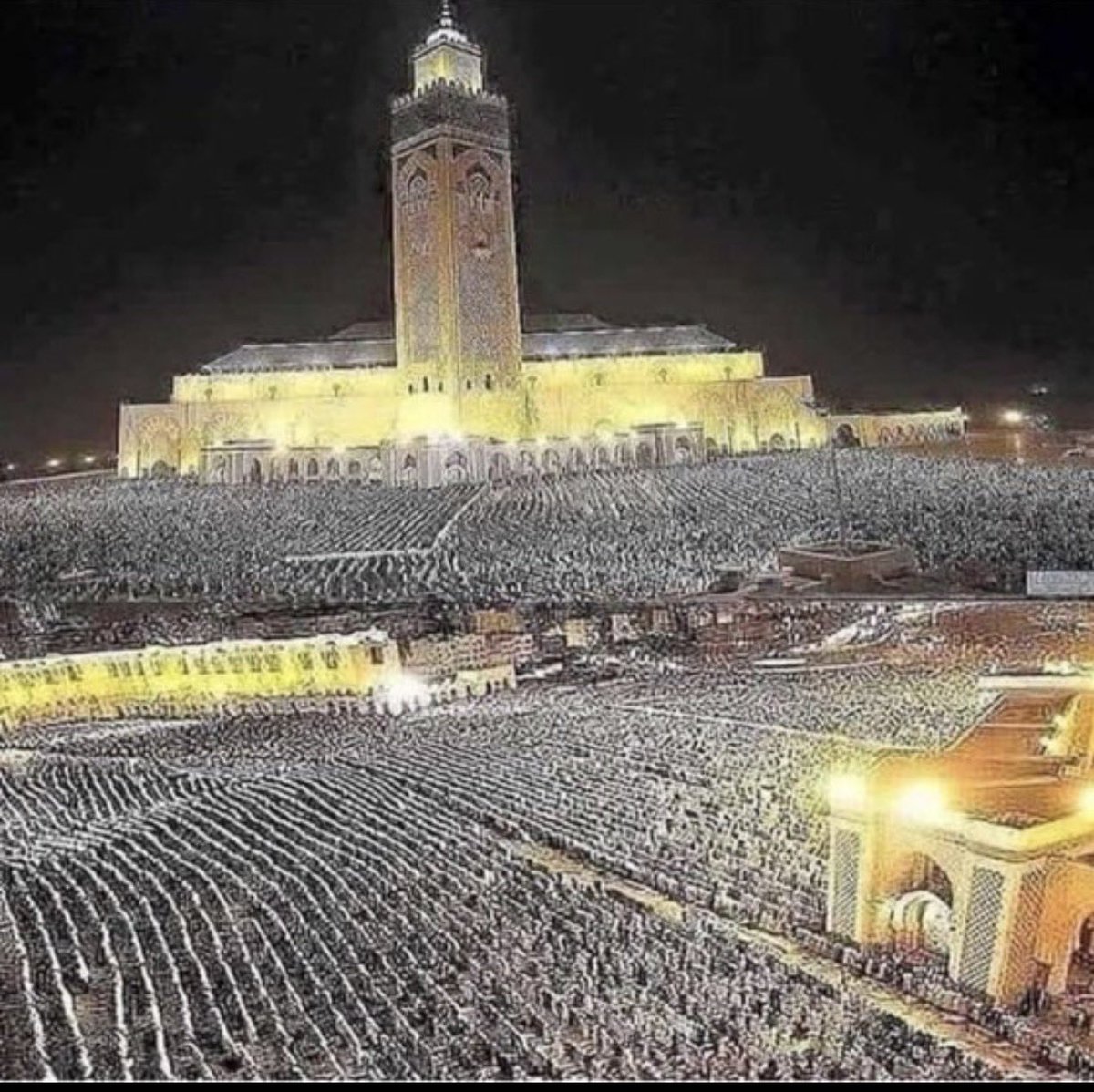 مسجد الحسن الثاني بالدار البيضاء وإقبال استثنائي على العبادة تقبل الله منا ومنهم وأقبل بقبلوب الأمة جميعا على شكره وحسن عبادته 🤲🏻