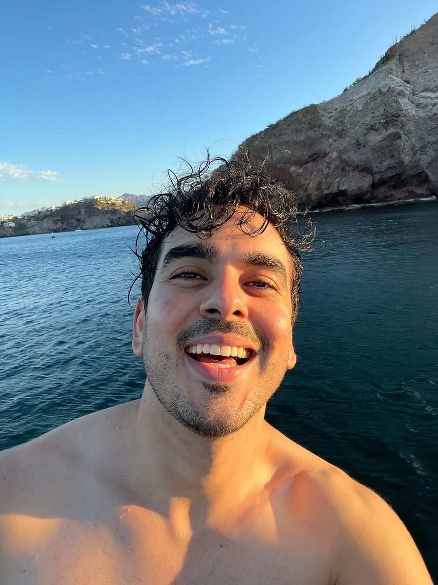 BBell18830's tweet photo. Hoy volví a mi tierra🌵❤️🔋🔋🔋🔋 https://t.co/Rj2mLymipR