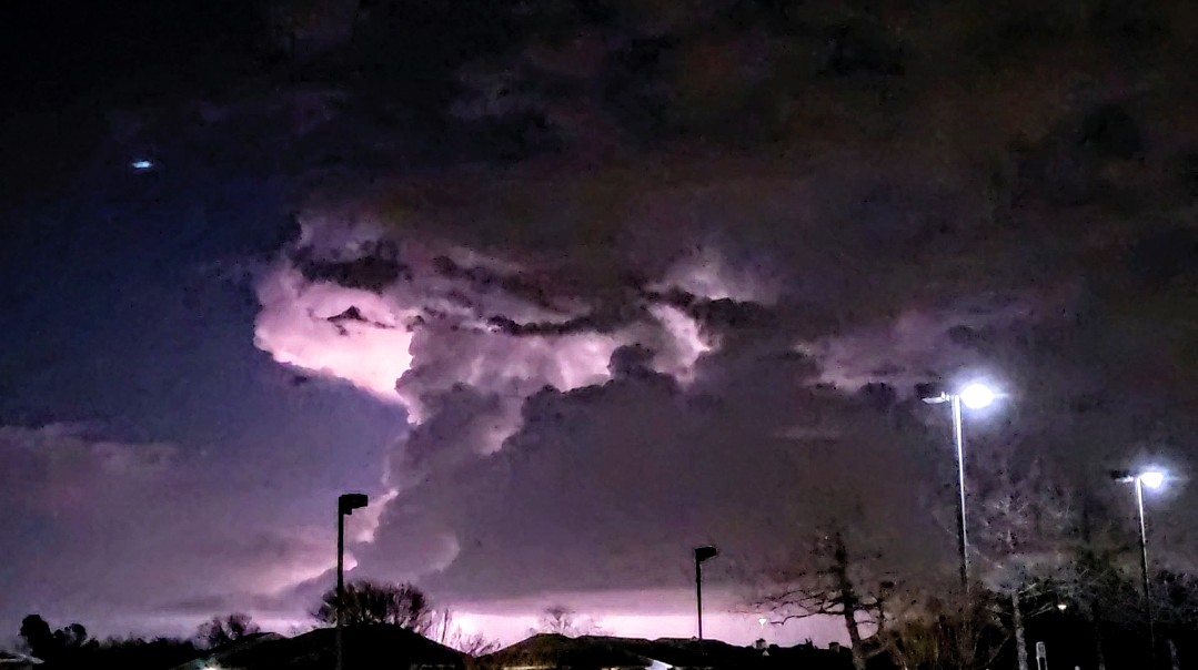 michaelwx6's tweet image. It seems like a storm developed north of Dallas and broke the cap and produced some good lightning earlier around 8:15 PM. It had a pretty nice base! #txwx